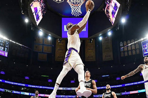 詹姆斯入選過NBA防守一陣嗎？